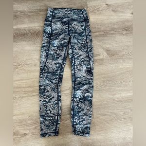 EUC Lululemon in movement 25” pant size 4